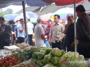Dikawal Koster, Gibran Blusukan ke Pasar Tabanan Bali Pantau Harga Bahan Pokok