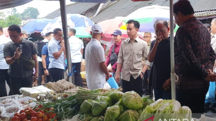 Dikawal Koster, Gibran Blusukan ke Pasar Tabanan Bali Pantau Harga Bahan Pokok
