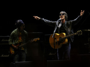 Oasis Nyanyikan Live Forever sebagai Tribute Kematian Diogo Jota