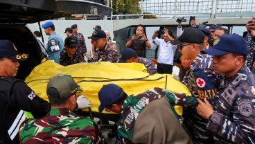 Evakuasi Jenazah Korban KMP Tunu Pratama Jaya
