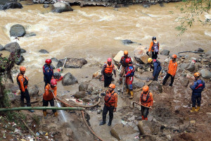 Pencarian Korban Bencana Longsor Puncak Bogor