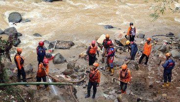 Pencarian Korban Bencana Longsor Puncak Bogor