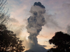 Erupsi Gunung Lewotobi Laki-laki Berstatus Awas