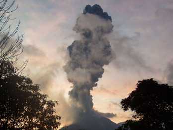 Erupsi Gunung Lewotobi Laki-laki Berstatus Awas
