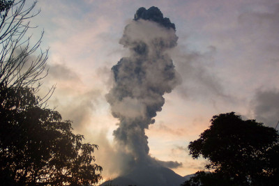 Erupsi Gunung Lewotobi Laki-laki Berstatus Awas