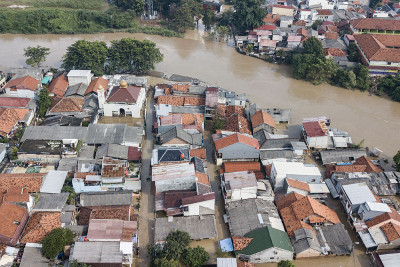 Banjir Masih Mengepung Jakarta