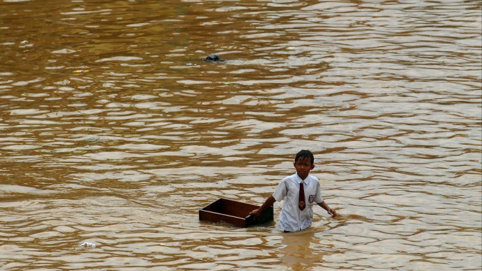 Tips Sehat Saat Musim Hujan dan Banjir
