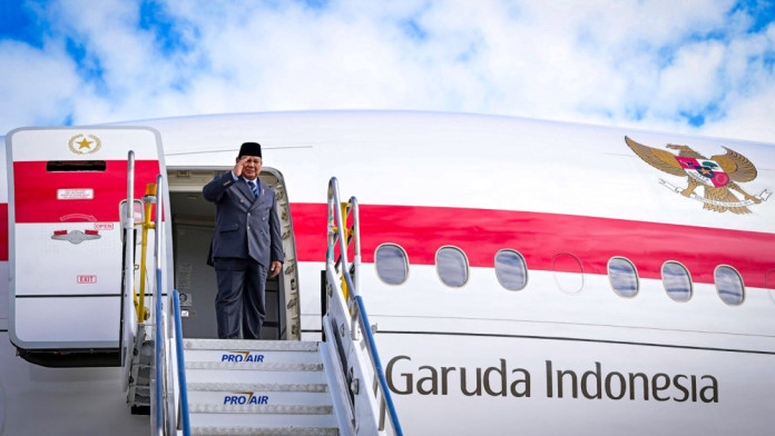 Tiba di Prancis, Prabowo Langsung Kasih Kejutan Ulang Tahun ke Asisten Pribadinya