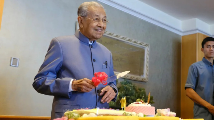 Intip Rahasia Mantan Perdana Menteri Malaysia Mahathir Mohamad Masih Aktif di Usia 100 Tahun