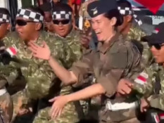 Kompak Banget! Momen TNI dan Prajurit Prancis Joget "Aura Farming"