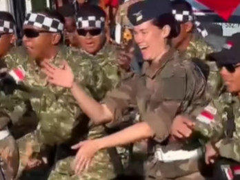 Kompak Banget! Momen TNI dan Prajurit Prancis Joget 