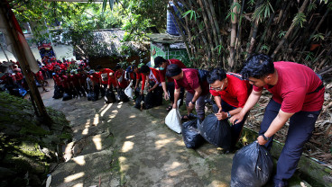Jaga Kelestarian Ekosistem, Ratusan Karyawan CIMB Niaga Kompak Bersihkan Sungai Ciliwung