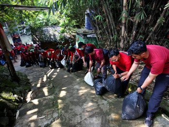 Jaga Kelestarian Ekosistem, Ratusan Karyawan CIMB Niaga Kompak Bersihkan Sungai Ciliwung