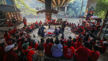 Aksi CIMB Niaga Bersihkan Ciliwung