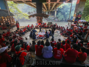 Aksi CIMB Niaga Bersihkan Ciliwung