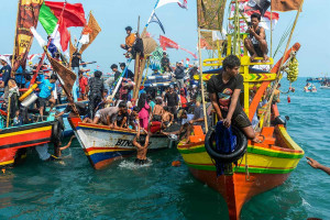 Ribuan Warga Ikuti Tradisi Ruwat Laut di Perairan Selat Sunda