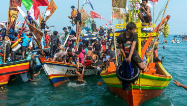 Ribuan Warga Ikuti Tradisi Ruwat Laut di Perairan Selat Sunda