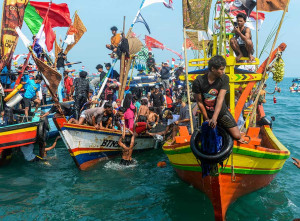 Ribuan Warga Ikuti Tradisi Ruwat Laut di Perairan Selat Sunda