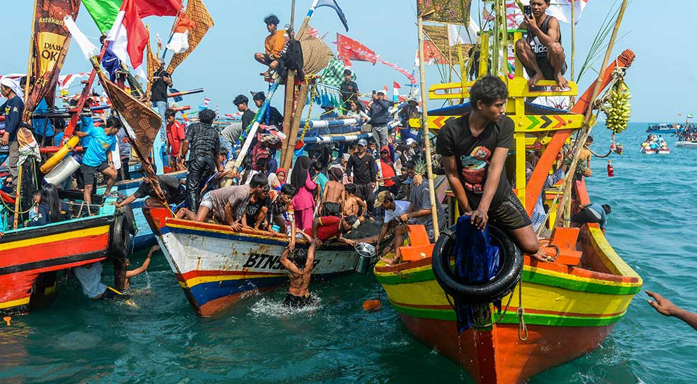 Ribuan Warga Ikuti Tradisi Ruwat Laut di Perairan Selat Sunda