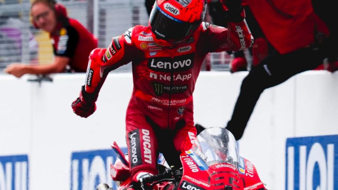 Marc Marquez Selebrasi Kemenangan MotoGP dengan Tarian Pacu Jalur Aura Farming di Atas Motor
