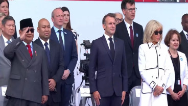 Momen akrab Prabowo dan Macron di Bastille Day, dari Pegang Tangan hingga Pelukan