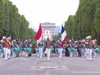 Kontingen TNI-Polri Tampil di Parade Militer Hari Bastille, Dapat Tepukan Meriah dari Macron