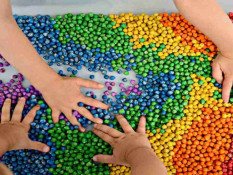 Sensory Play Bisa Membantu Tumbuh Kembang Anak