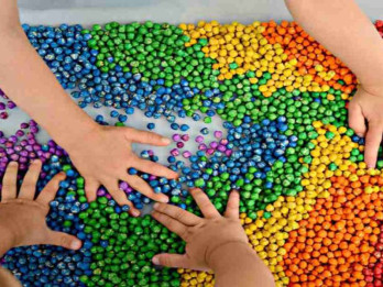 Sensory Play Bisa Membantu Tumbuh Kembang Anak