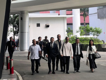 Tiba di Kejagung, Nadiem Makarim Diam dan Lempar Senyum ke Wartawan