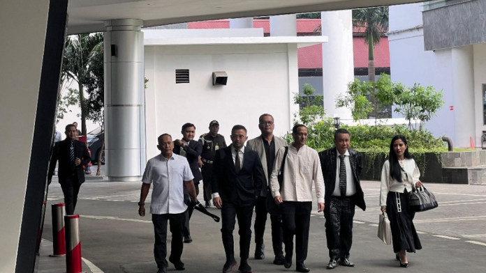 Tiba di Kejagung, Nadiem Makarim Diam dan Lempar Senyum ke Wartawan
