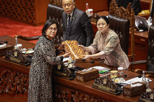 Sri Mulyani Serahkan Dokumen Tanggapan Pemerintah Kepada Puan Maharani Pada Rapat Paripurna DPR