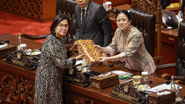 Sri Mulyani Serahkan Dokumen Tanggapan Pemerintah Kepada Puan Maharani Pada Rapat Paripurna DPR