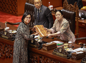 Sri Mulyani Serahkan Dokumen Tanggapan Pemerintah Kepada Puan Maharani Pada Rapat Paripurna DPR