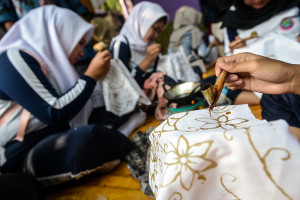 Siswa Belajar Membatik Saat Festival Batik Tangerang
