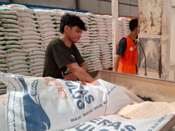 Bulog Indramayu Uji Kualitas Beras Sebelum Disalurkan ke Penerima Bantuan