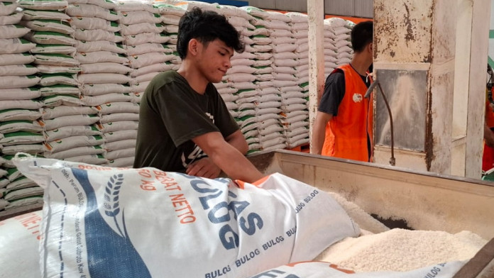 Bulog Indramayu Uji Kualitas Beras Sebelum Disalurkan ke Penerima Bantuan