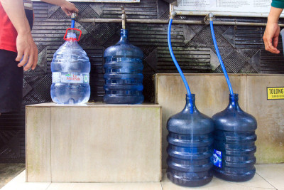 Depot Air Minum Gratis di Jakarta Sediakan 2.000 Botol Air Galon