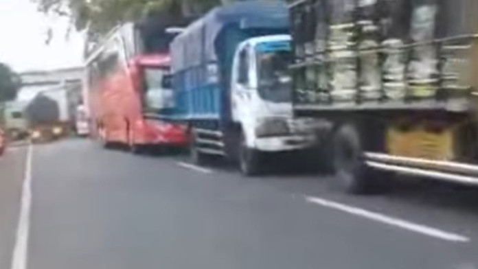 Pemeriksaan di Dermaga LCM Sebabkan Antrian hingga 15 Km di Pelabuhan Ketapang