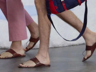 Kontroversi Produk Prada Mirip dengan Sandal India