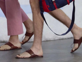 Kontroversi Produk Prada Mirip dengan Sandal India