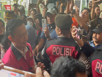 Riuh Pendukung Jelang Putusan Kasus Impor Gula: Bebaskan Tom Lembong!