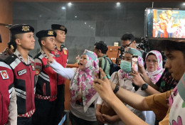 Ibu-ibu 'Demo' di PN Jakpus, Minta Masuk Ruang Sidang Vonis Tom Lembong
