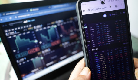 Efek Domino Tarif Trump: Saham JPFA, AUTO, SMGR Masih Aman atau Terancam?