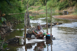 Sumur Mulai Kering Akibat Musim Kemarau, Warga di Jambo Gunakan Air Sungai Untuk Kebutuhan Sehari-Hari
