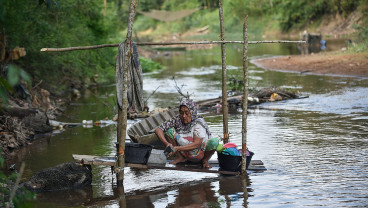 Sumur Mulai Kering Akibat Musim Kemarau, Warga di Jambo Gunakan Air Sungai Untuk Kebutuhan Sehari-Hari