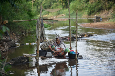 Sumur Mulai Kering Akibat Musim Kemarau, Warga di Jambo Gunakan Air Sungai Untuk Kebutuhan Sehari-Hari
