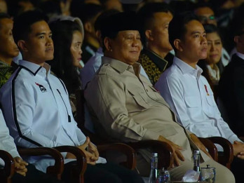 Momen Prabowo Duduk Diapit Gibran-Kaesang saat Penutupan Kongres PSI