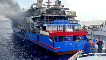 KM Barcelona 5 terbakar di Perairan Sulut