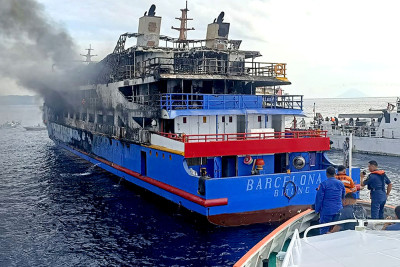 KM Barcelona 5 terbakar di Perairan Sulut