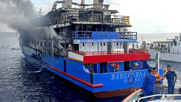 Penumpang yang Dievakuasi Melebihi Data Resmi, KM Barcelona Diduga Kelebihan Muatan
